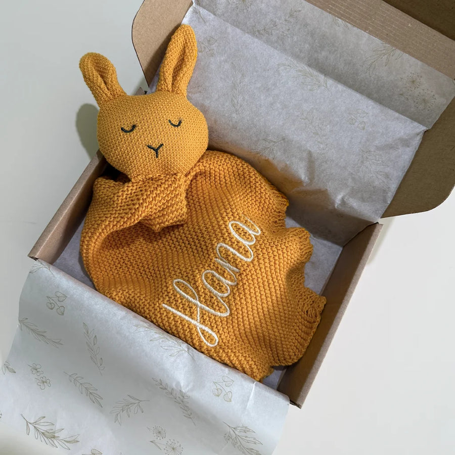 ninica zajček v sončno rumeni barvi z belim izvezenim imenom v darilnem pakiranju